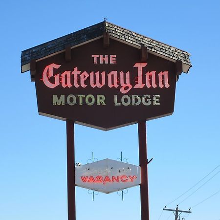 The Gateway Inn Канмор Екстериор снимка