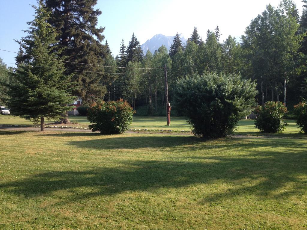 The Gateway Inn Канмор Екстериор снимка