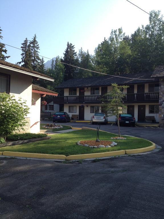 The Gateway Inn Канмор Екстериор снимка