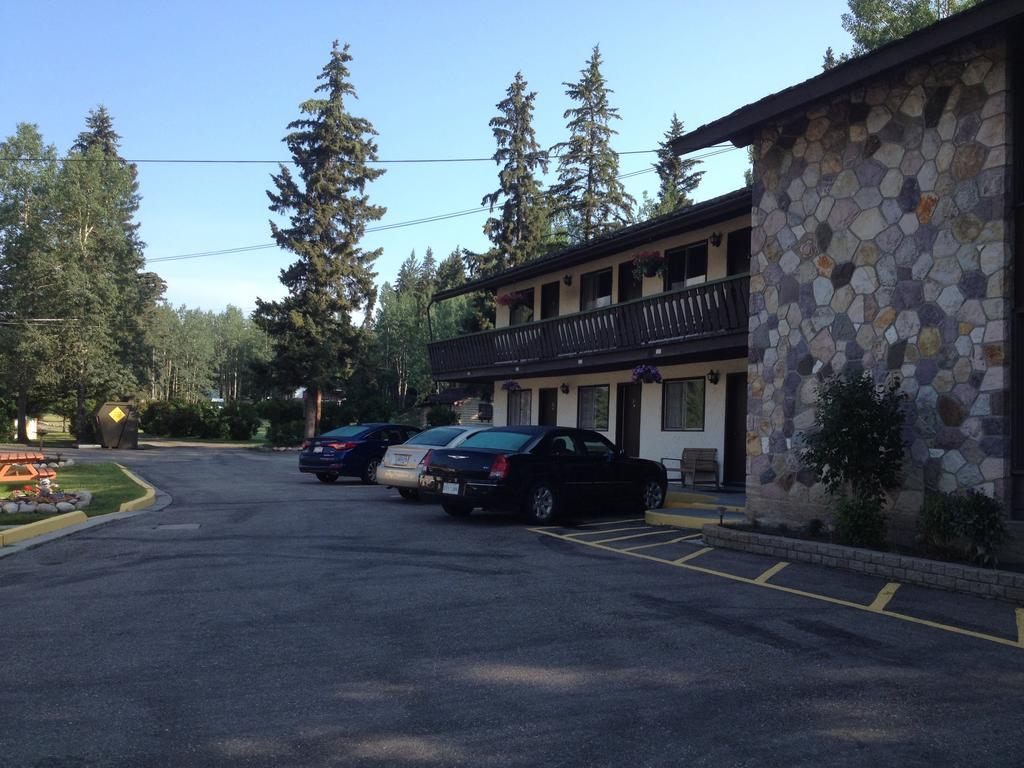 The Gateway Inn Канмор Екстериор снимка