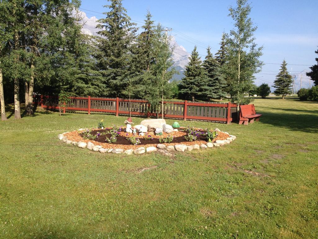 The Gateway Inn Канмор Екстериор снимка