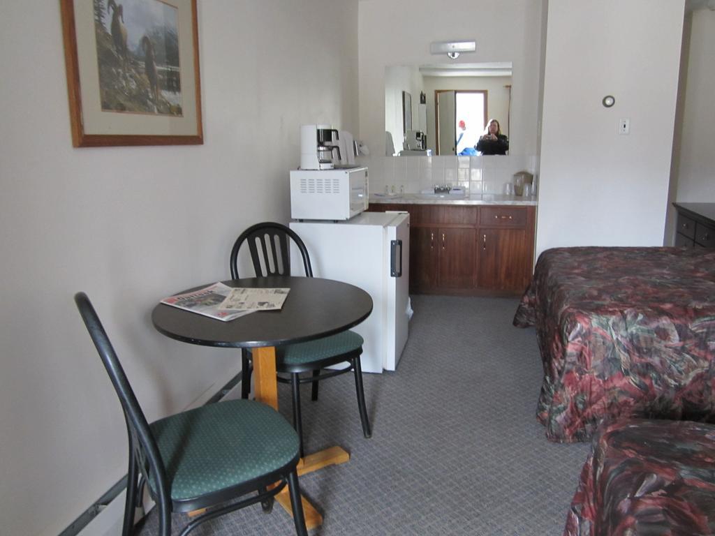 The Gateway Inn Канмор Стая снимка