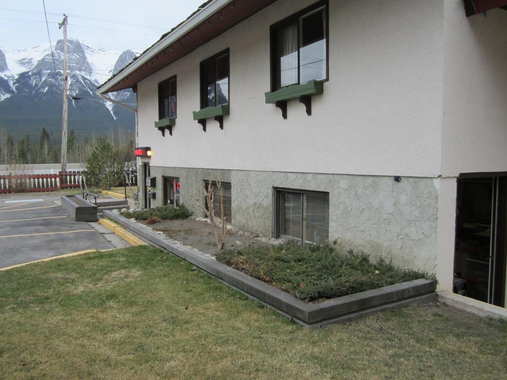 The Gateway Inn Канмор Екстериор снимка