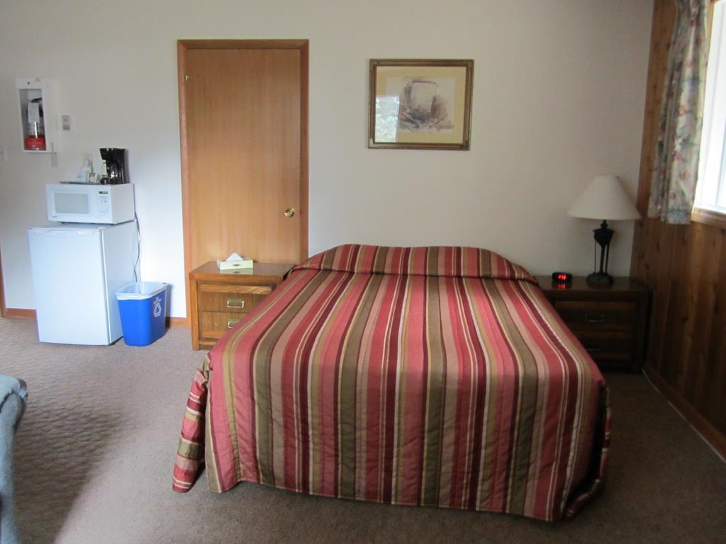The Gateway Inn Канмор Стая снимка