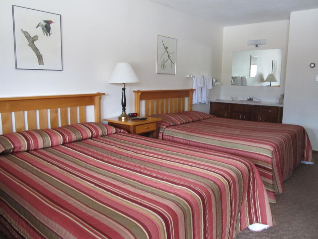 The Gateway Inn Канмор Стая снимка