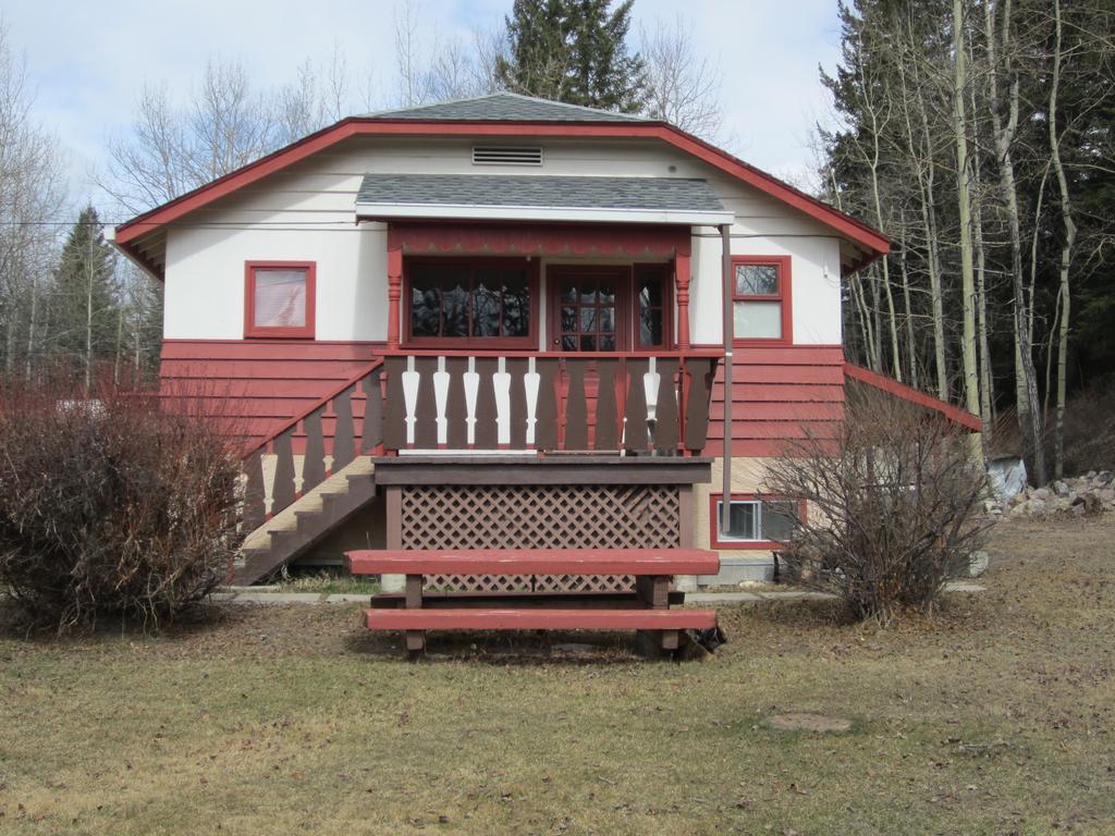 The Gateway Inn Канмор Екстериор снимка