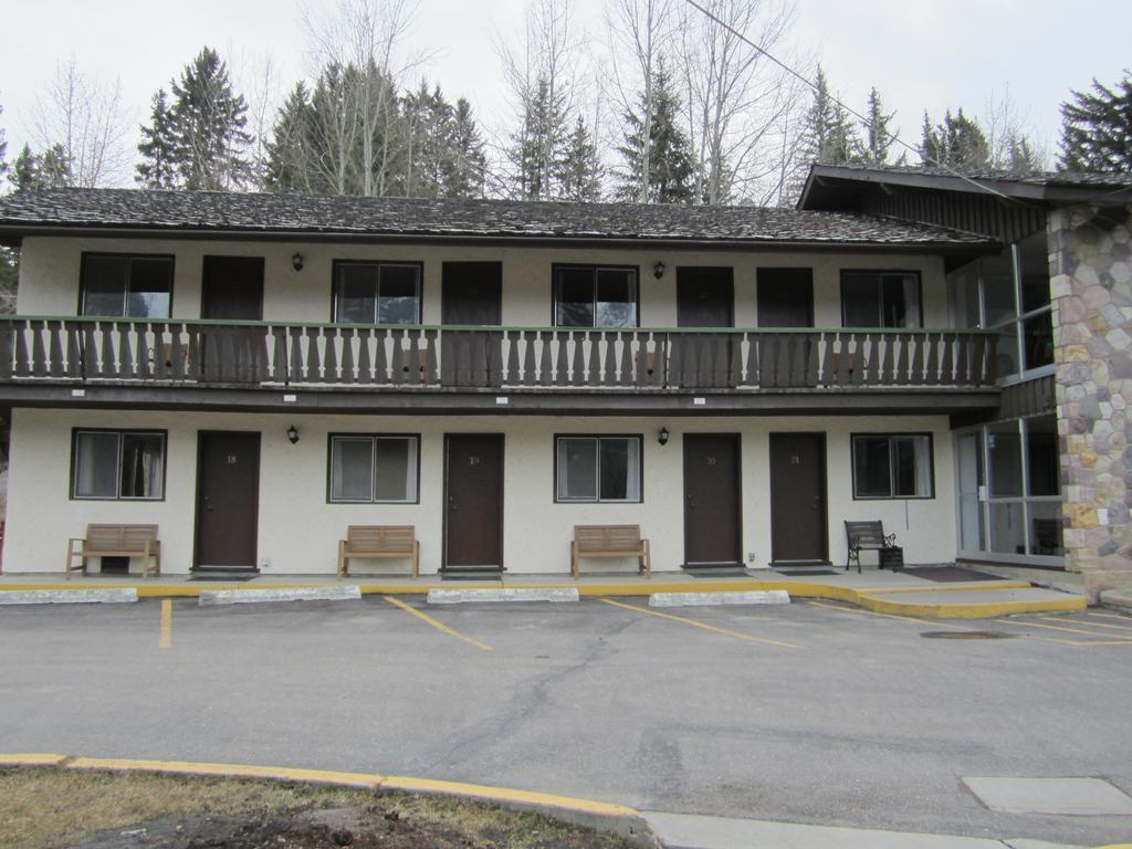 The Gateway Inn Канмор Екстериор снимка
