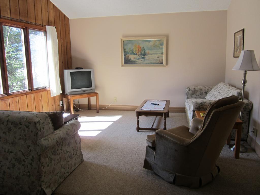 The Gateway Inn Канмор Екстериор снимка
