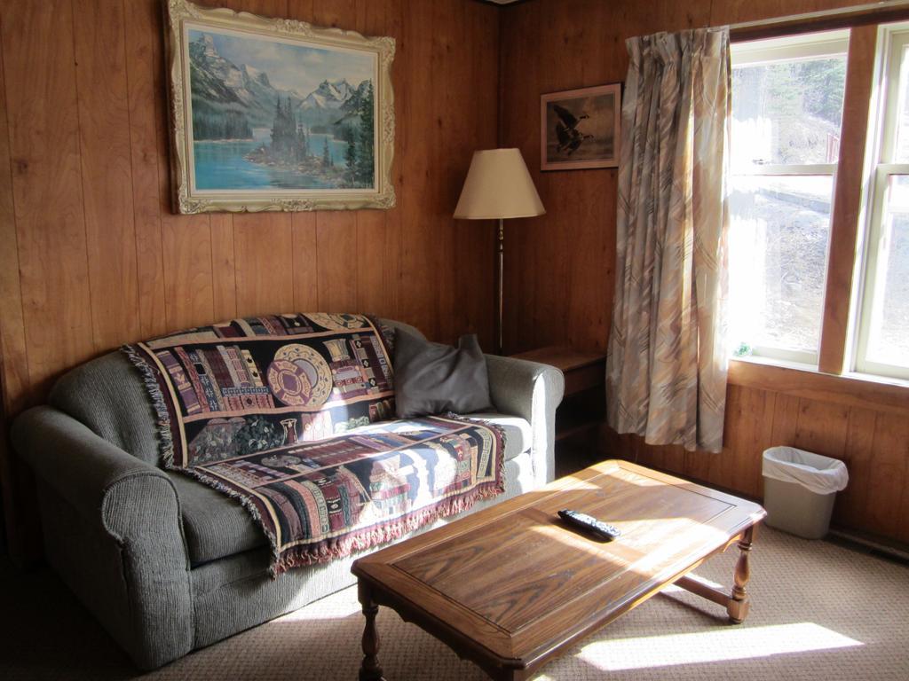 The Gateway Inn Канмор Екстериор снимка