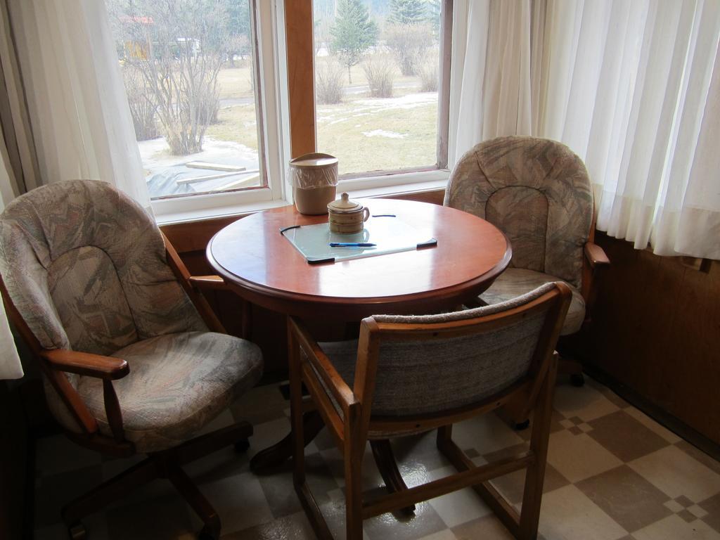 The Gateway Inn Канмор Екстериор снимка