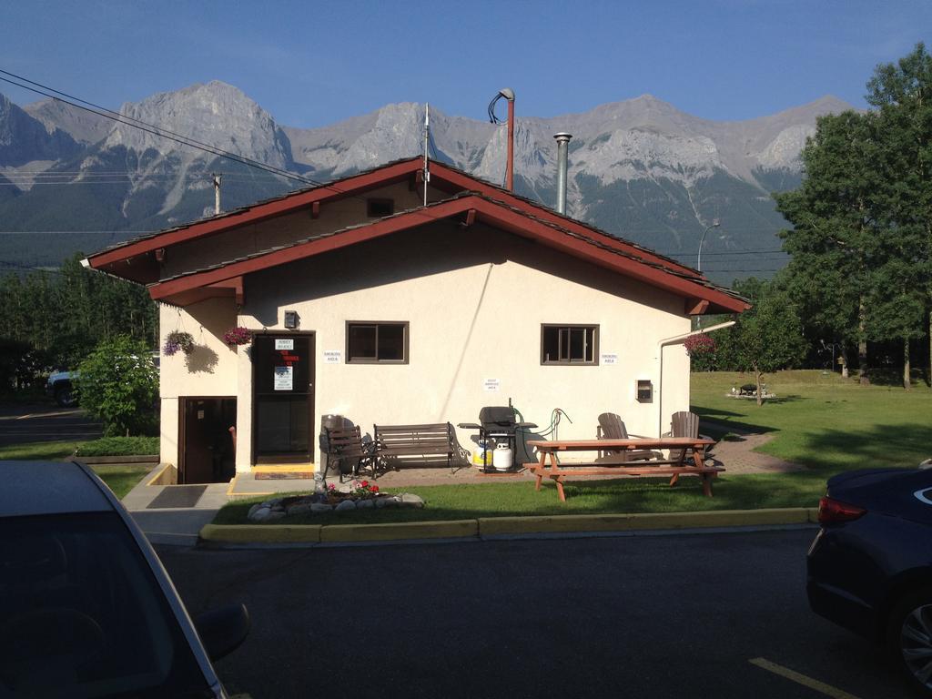 The Gateway Inn Канмор Екстериор снимка